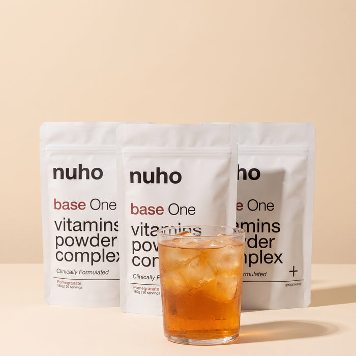 Cure base One 3 mois : trois sachets et verre de boisson grenade