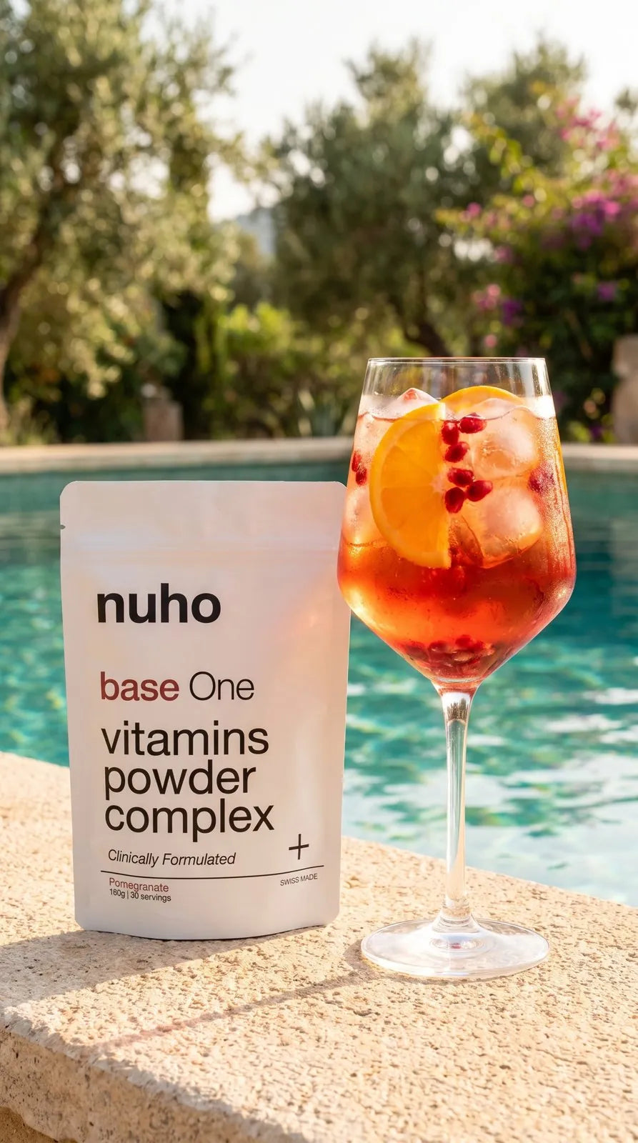 base One Beutel und eisgekühltes Glas am Pool